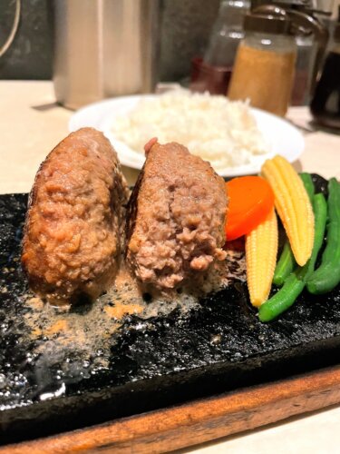 Bistec a la albóndiga!? ¡Vamos a comer ”Humburg” en Shinjuku!
